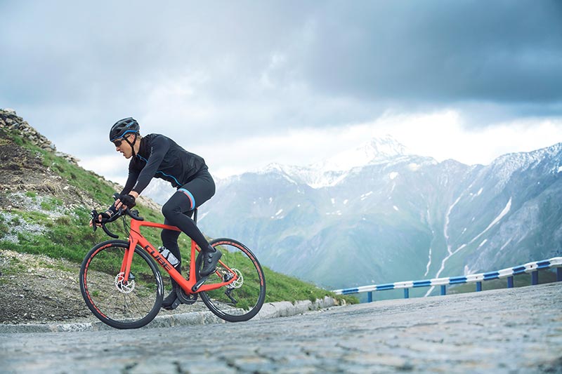 CUBE Rennrad auf einer Bergstraße