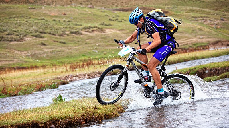 Sportliches Fahren im Gelände gelingt Ihnen auch mit einem Gravel/Cross Bike.