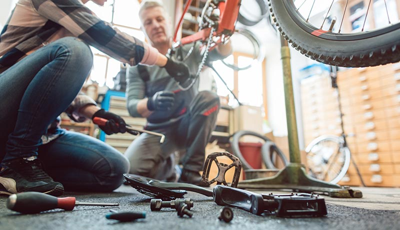 Fahrräder professionell zu reparieren, funktioniert nur mit dem richtigen Fahrradzubehör.