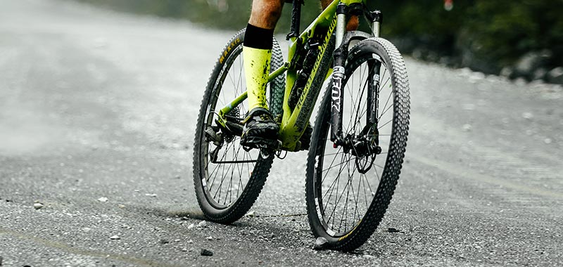 Auf Asphalt und im Gelände leistet ein Gravel oder Cross Fahrrad gute Performance.