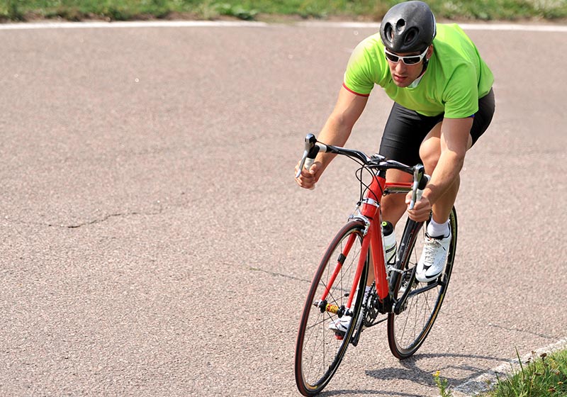 Begeisterte Fahrradfahrer beistzen häufig ein Rennrad oder Road Race Bike für schnelles Fahren.