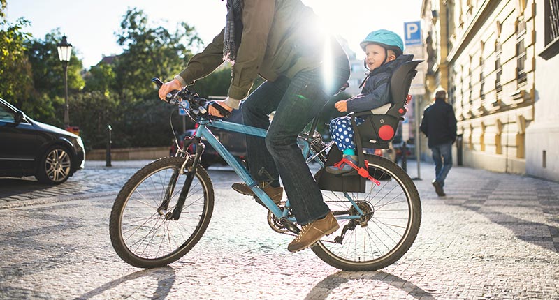 Verschiedenes Fahrrad-Zubehör wie Kindersitze oder Fahrradanhänger können Sie bei Fahrrad Brenner kaufen.
